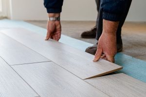 ¿Cómo poner suelo vinílico? Guía sencilla y práctica