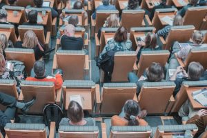 Requisitos técnicos para ofrecer traducción simultánea en remoto sin fallos